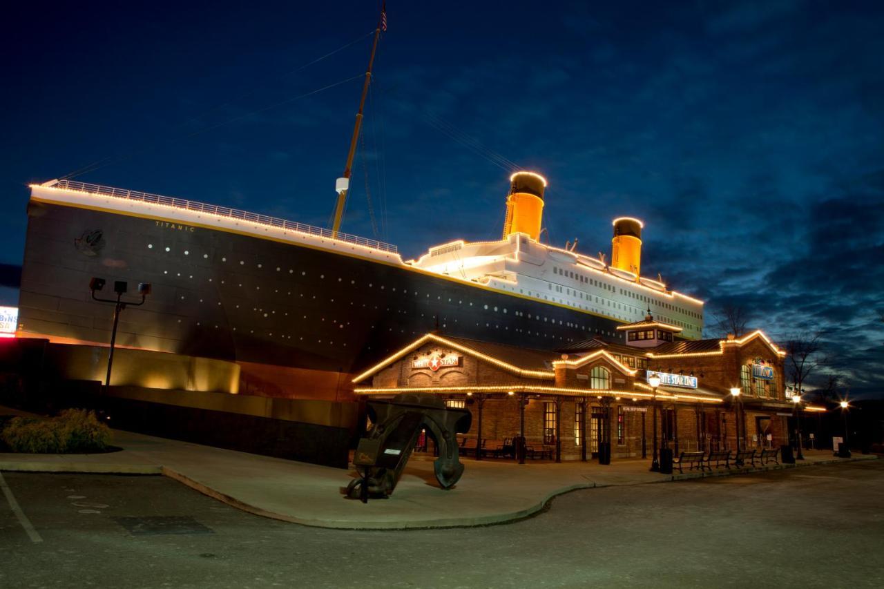 Always Kiss Me Goodnight- Hot Tub, You Get 1089 Of Free Area Attraction Tickets For Each Paid Day! Pigeon Forge Exterior foto