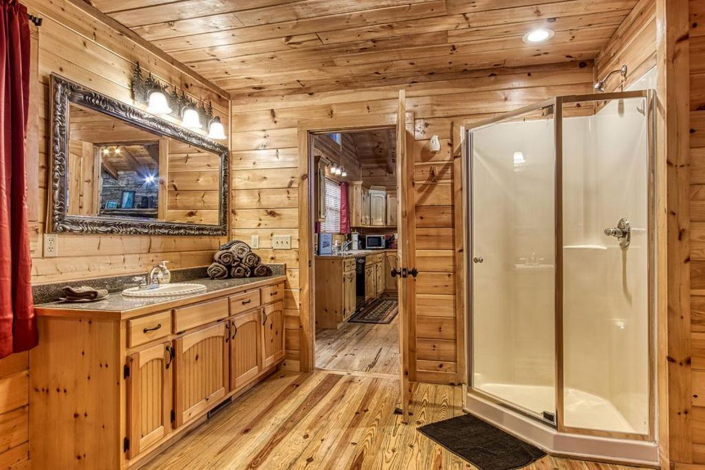 Always Kiss Me Goodnight- Hot Tub, You Get 1089 Of Free Area Attraction Tickets For Each Paid Day! Pigeon Forge Exterior foto